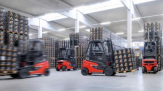 A Linde optimalizált logisztikai megoldásokkal támogatja az italgyártást. A Linde Anyagmozgatás ellensúlyos targoncája működés közben az italgyártásban