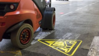 A Linde Safety Guardhoz hasonló biztonsági rendszerek fokozzák az emberek és a járművek biztonságát. A Linde Anyagmozgatás Linde Safety Guard rendszere