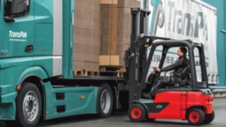e_truck-loading-paper_wood-4072_4400 e_truck-loading-paper_wood-4072_4400