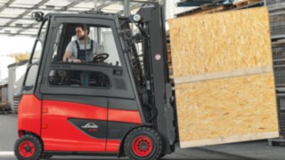 A Linde forgatható járművezetői munkahelye A Linde forgatható járművezetői munkahelye