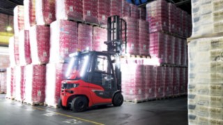 H20 típusú dízelüzemű targonca az iparban Teljesen megrakott raklapokat halmoz fel egy Linde targonca
