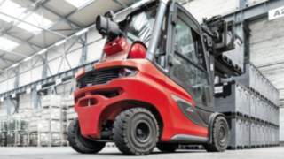 A Linde H35 típusú gázüzemű homlokvillás targoncája maximális rakodási teljesítményt biztosít alacsony üzemanyag-fogyasztás mellett. Maximális rakodási teljesítmény minimális üzemanyag-fogyasztással a Linde Anyagmozgatás gázüzemű homlokvillás targoncáinak használatával.