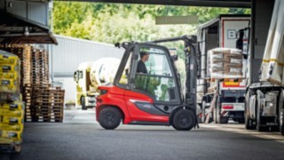 H35 - H50 dízel üzemű targonca – az innovatív targonca Linde H35 – H50 emelővillás targonca egy raktárcsarnokban