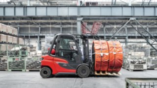 Számos segédrendszer fokozza a személyek, járművek és a targonca környezetének védelmét. A H30 belsőégésű motoros targonca árut szállít a raktárban