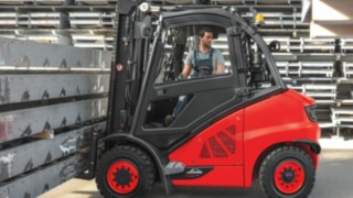 A Linde belsőégésű motoros targoncája használat közben A Linde belsőégésű motoros targoncája használat közben