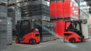 Linde targonca LED-világítással LED-világítású Linde targonca rakománnyal halad a raktárcsarnokban