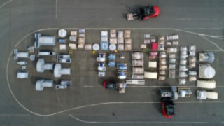 Logisztikai megbízások egyszerű koordinálása a Truck Call App alkalmazással Targonca munka közben a gyártási terület udvarán