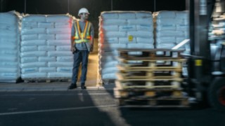 A Linde MH interaktív biztonsági mellénye mindenkit jól láthatóvá tesz, ha arra van szükség A Linde MH interaktív biztonsági mellényét viselő raktári dolgozó jól látható, amikor útját keresztezi egy targonca