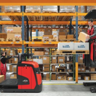 A Linde V10 sorozatú közepes emelési magasságú komissiózó targoncája járható platformmal és kiegészítő emelőegységgel ellátott villával kapható. A Linde V10 sorozatú közepes emelési magasságú komissiózó targoncája járható platformmal és kiegészítő emelőegységgel ellátott villával.