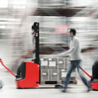 A Linde MH elektromos raklapemelője áruval megrakodva A Linde MH elektromos raklapemelője áruval megrakodva