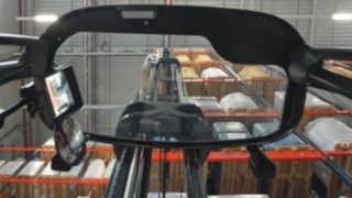 A Linde tolóoszlopos targoncáinak Dynamic Mast Control vezetéstámogató rendszere A Linde tolóoszlopos targoncáinak Dynamic Mast Control vezetéstámogató rendszere még nagyobb biztonságot nyújt a raktárakban.