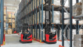 A Linde R14–R17 X sorozatú tolóoszlopos targoncája egy magasraktárban A Linde R14–R17 X sorozatú tolóoszlopos targoncája egy magasraktárban
