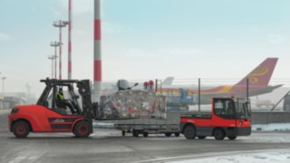 tow_tractor-ic_truck-moving-freight_forward-4012_810 tow_tractor-ic_truck-moving-freight_forward-4012_810