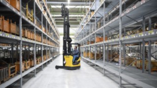 Egyedi színezés a Linde Anyagmozgatás használt targoncái számára A Linde tolóoszlopos targoncája sárgára festett változatban