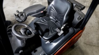 A teljesen felújított munkahely optimális munkakörülményeket teremt. A Linde használt targoncákat felkészítő folyamatának megfelelően felújított targoncavezetői munkahely