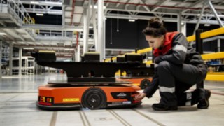 A Linde MH szerviztechnikusa egy C-MATIC targoncát javít