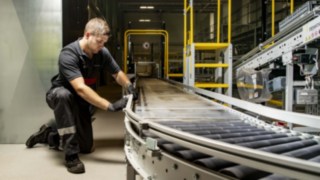 A Linde MH szerviztechnikusa görgőspályát javít