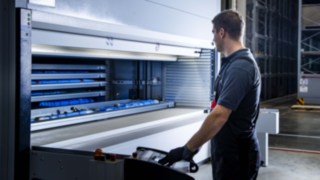 A Linde MH szerviztechnikusa az automatikus kisalkatrész-raktárat kezeli