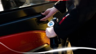 Linde Material Handling üzemanyagcellás technológiával felszerelt targonca tankolás közben. 