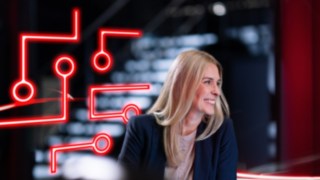 Egy nő jobbra kinéz a képből