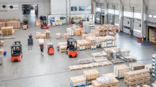 A Linde szűkfolyosós berendezései a connect flottakezelő rendszer segítségével hálózatba lettek kapcsolva. A Linde Material Handling szűkfolyosós berendezései a connect flottakezelő rendszer segítségével hálózatba lettek kapcsolva és kommunikálnak egymással.