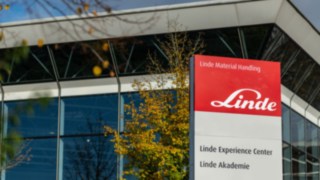 Biztonság a raktárban a Linde oktatási és képzési programjaival A Linde oktatási és képzési programja segítséget nyújt a raktári biztonság folyamatos fejlesztésében.