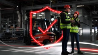 A Linde Anyagmozgatás biztonsági tanácsadója munka közben egy ügyfélnél. A Linde Anyagmozgatás biztonsági tanácsadója munka közben egy ügyfélnél.