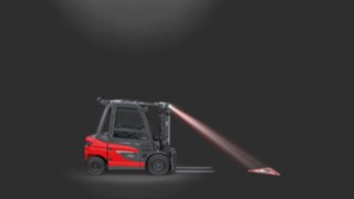 Ellensúlyos targoncára szerelt Linde TruckSpot használatban. Ellensúlyos targoncára szerelt Linde TruckSpot használatban.