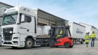 A Reverse Assist Camera érzékelési zónái és figyelmeztető mechanizmusai az adott járműhöz és a helyszíni követelményekhez igazíthatók. Linde X25 és két gyalogos a CEMEX üzemi területén