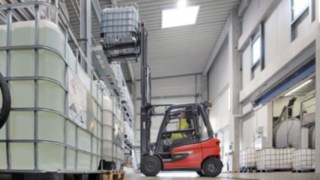 A CEMEX Linde ellensúlyos targoncái a Linde BlueSpot, a Linde Safety Guard és a Linde Reverse Assist Camera biztonsági megoldásokkal vannak felszerelve. A Linde X25-ös targoncája a CEMEX salzkotteni üzemében