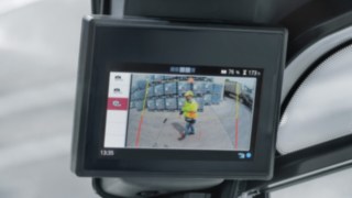A nagyfelbontású érintőképernyő részletes videoképet jelenít meg a felügyelt területről. A Reverse Assist Camera kijelzője