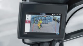 A Linde Reverse Assist Camera a lehető legnagyobb mértékben segít megelőzni a személyi sérüléssel járó baleseteket. A Reverse Assist Camera kijelzője