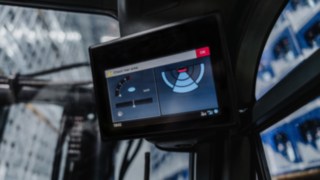 A Linde Reverse Assist Radar vezetéstámogató rendszere tolatás közben észleli a targonca mögött elhelyezkedő tárgyakat és az embereket, és figyelmeztet az ütközésveszélyre. A Linde Reverse Assist Radar rendszere opcionális 7 hüvelykes kijelzővel kapható