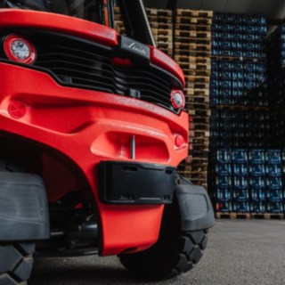 Így működik a Linde Reverse Assist Radar rendszere a gyakorlatban. Közelkép a Linde X30 sorozatú elektromos targoncájába szerelt Reverse Assist Radar rendszerről.