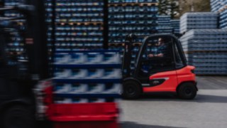 A Linde Reverse Assist Radar villámgyorsan felismeri a veszélyes helyzeteket. Az X30 sorozatú elektromos targonca gyorsan áthajt egy kültéri részen.