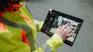 A Linde Anyagmozgatás által nyújtott biztonsági tanácsadás során táblagépet használnak. A Linde Anyagmozgatás által nyújtott biztonsági tanácsadás során táblagépet használnak.