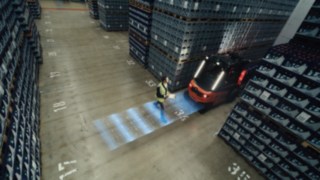 A Linde Reverse Assist Radar segédrendszere működés közben. Egy gyalogos halad egy Linde X30 mögött.