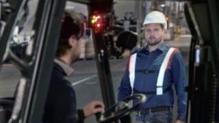 A Linde Material Handling gyalogosfigyelmeztető övét a kiemelkedő viselési kényelem teszi kellemes társsá A Linde Material Handling gyalogosfigyelmeztető öve