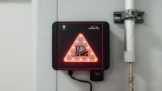A rendszer tíz centiméteres pontossággal állapítja meg a targoncára szerelt egységek és a kapu közötti távolságot. Rögzített telepítésű Linde Door Control egység egy gyorskapun