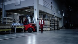 A Linde Motion Detection hozzájárul a magasabb szintű raktári biztonság eléréséhez. A Linde Motion Detection használat közben egy sötét raktárban