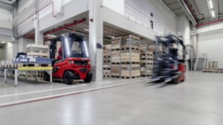 A Linde Motion Detection segédrendszer úgy akadályozza meg a gyalogosokkal vagy más járművekkel történő ütközést, hogy érzékeli az álló targonca mögötti mozgást. Linde Motion Detection rendszerrel felszerelt villás targonca raktári használat közben