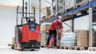 A Linde félautomata opcióval felszerelt komissiózó targoncái követik a targoncavezetőt, vagy előtte haladnak. Opcionális félautomata felszereltség (SA) a Linde Material Handling komissiózó targoncáihoz