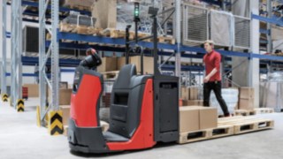 A Linde N20 és N20 C targoncáinak SA-opciója révén nő a raktári termelékenység és a rakodási teljesítmény. A Linde Material Handling SA (Semi-Automated, azaz félautomata) opcióval ellátott N20 targoncája a raktári feladatok végzése közben