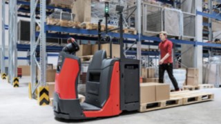 A Linde Material Handling SA (Semi-Automated, azaz félautomata) opcióval ellátott N20 targoncája a raktári feladatok végzése közben