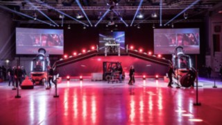 Az X25 elektromos targonca a WoMH 2022 kiállításon Az X25 elektromos targonca a WoMH 2022 kiállításon