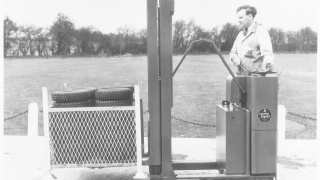 A Lansing cég egyik korábbi raktártechnikai gépe A Linde Anyagmozgatás által 1989-ben megvásárolt Lansing cég egyik korábbi raktártechnikai gépe