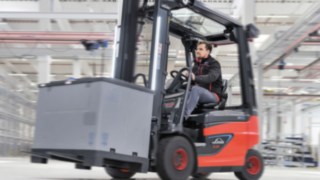 Az E20 – E35 R Roadster modellekben a targoncavezető kitűnően látja az utat. A Linde Material Handling E20 – E35 R Roadster modelljeiben szabad a kilátás.