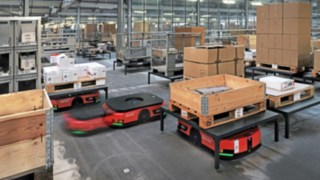 Az ABS Safety raktárában számos automatizált Linde MH C-MATIC szállítóplatform mozgatja az árut. 