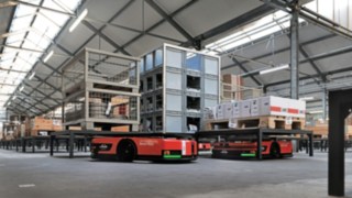 Két Linde MH gyártmányú C-MATIC automatizált platformjármű az ABS Safety raktárában.