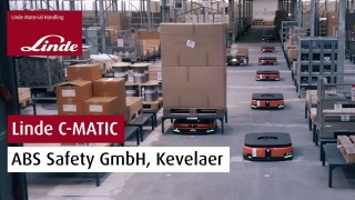 A Linde MH logója és a „Linde C-MATIC ABS Safety GmbH, Kevelaer” felirat egy fotón, amelyen több C-MATIC targonca látható az ABS Safety raktárában.